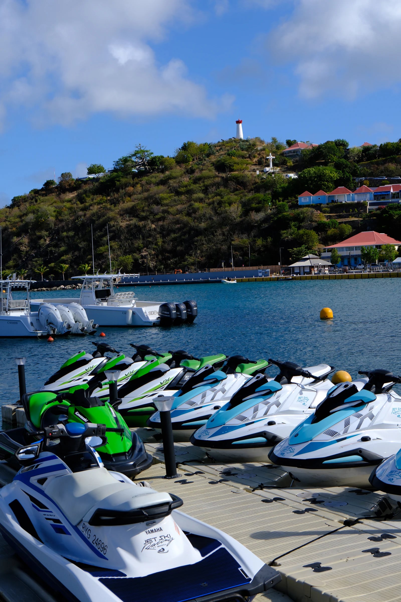 Jet-skis alignés et prêts au ponton