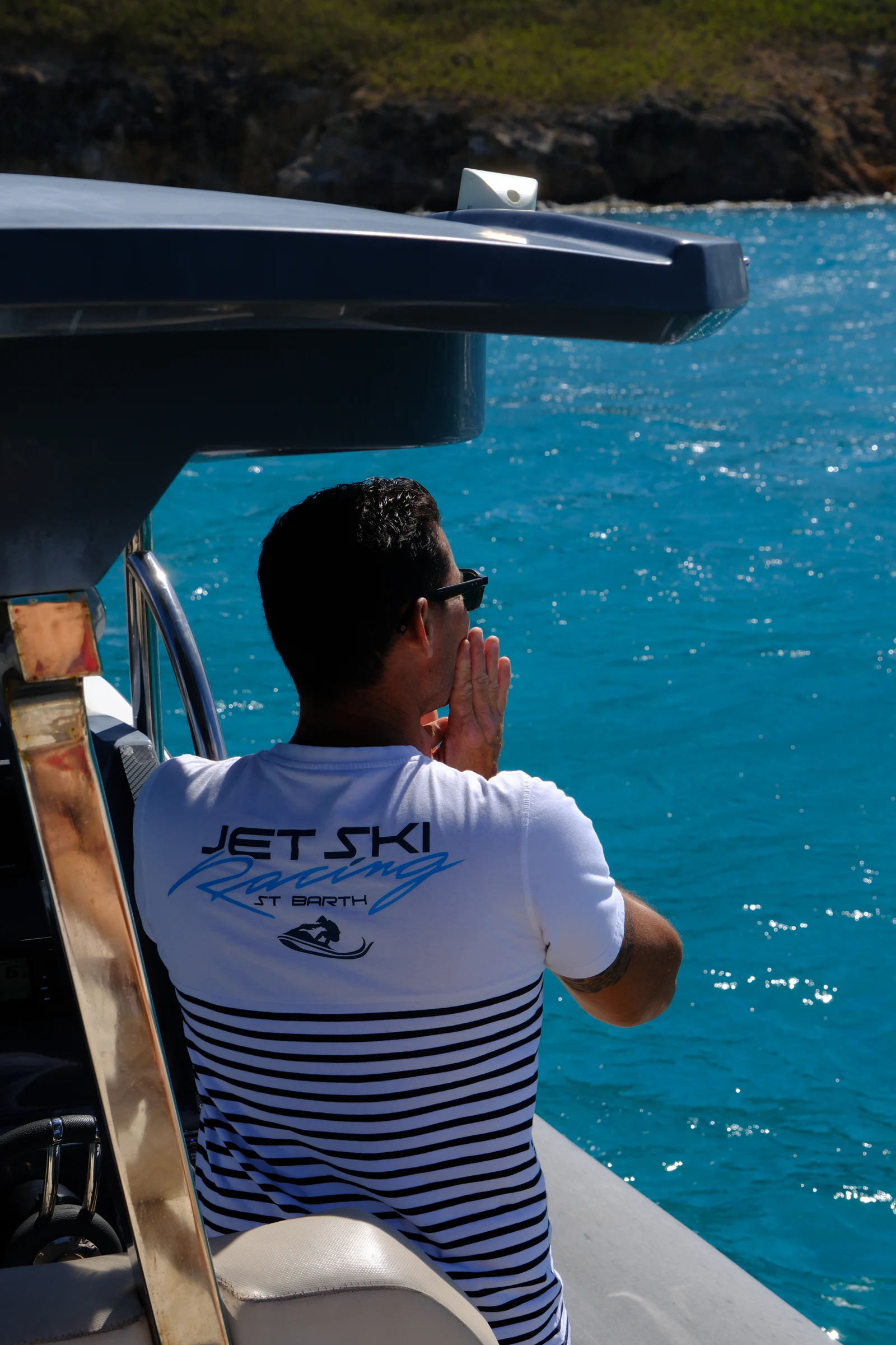 Guide local préparant une sortie en jet-ski depuis le bateau