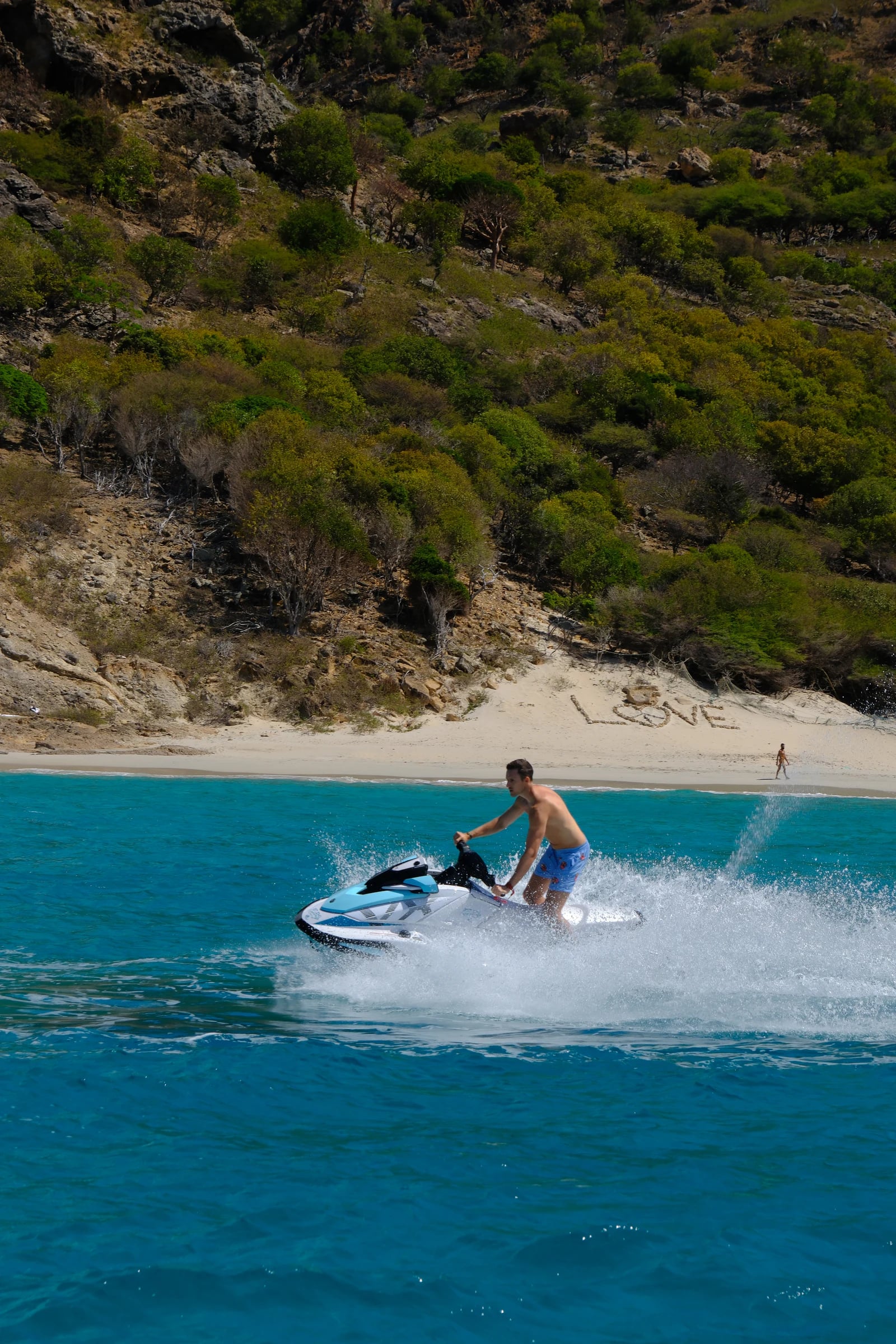 Pilote de jet-ski arrivant dans le sillage au large de Saint-Barth
