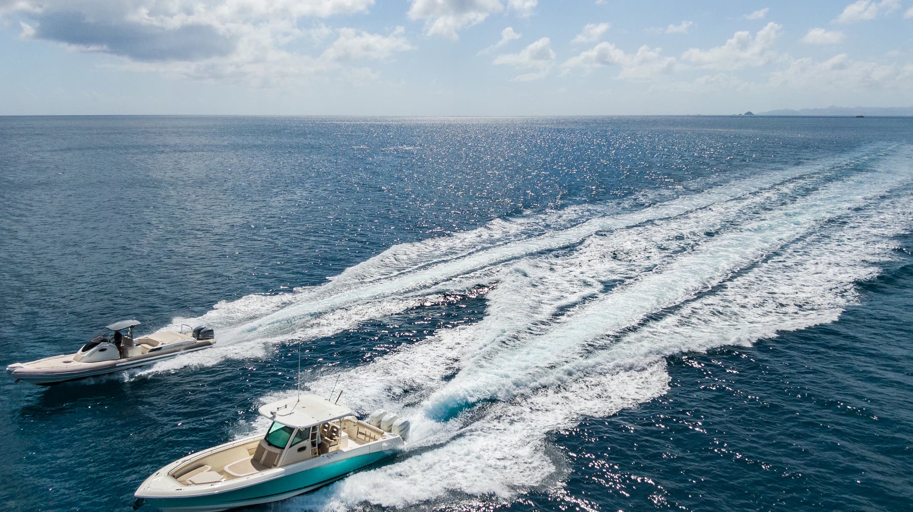 Deux bateaux privés accélérant au large