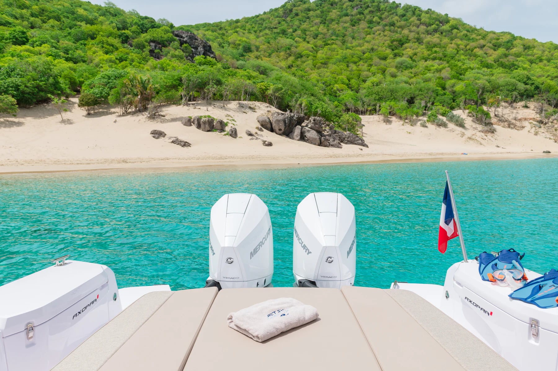 Plage calme vue depuis la poupe d’un bateau privé