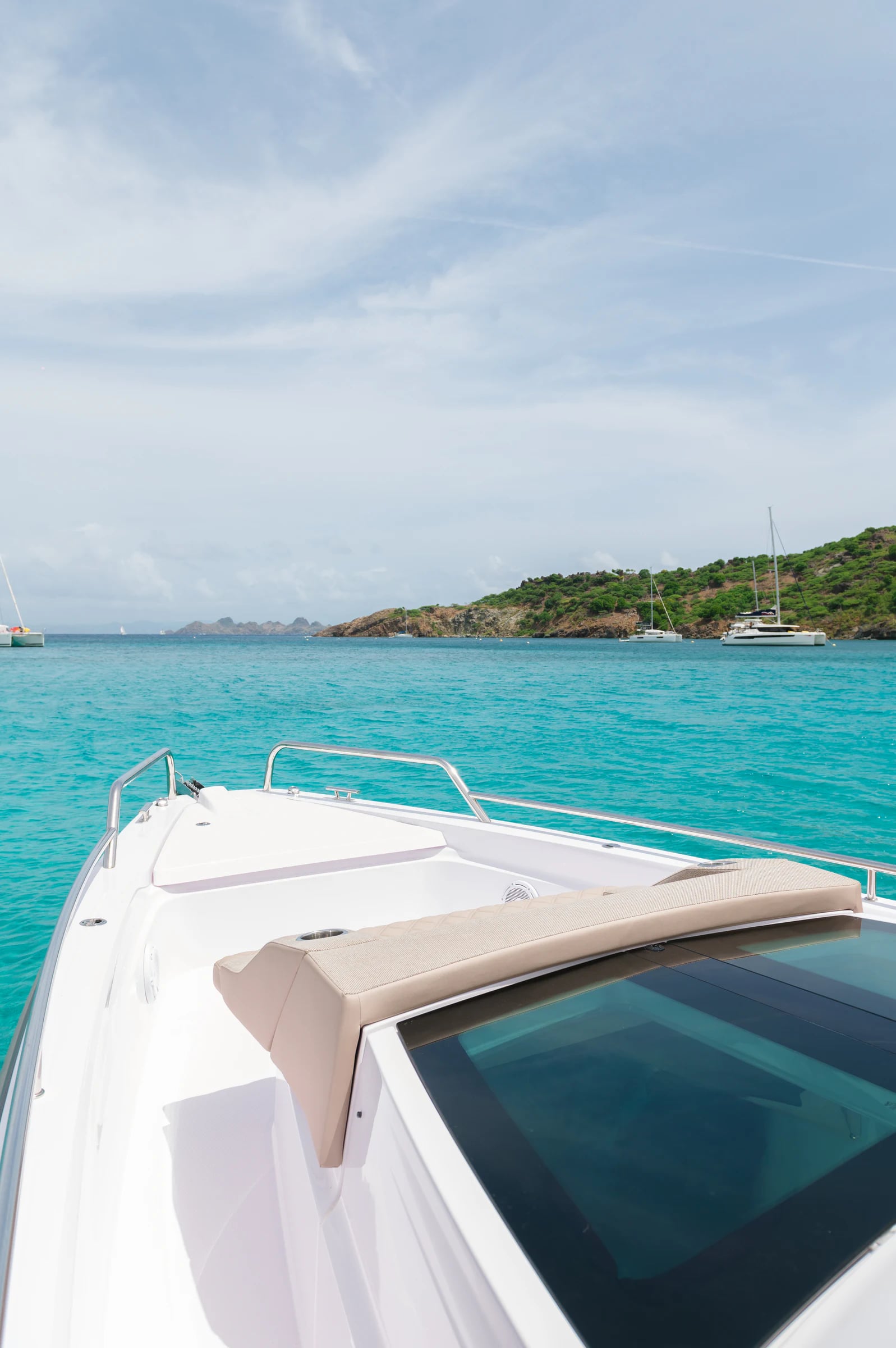 Bateau privé naviguant dans une baie turquoise