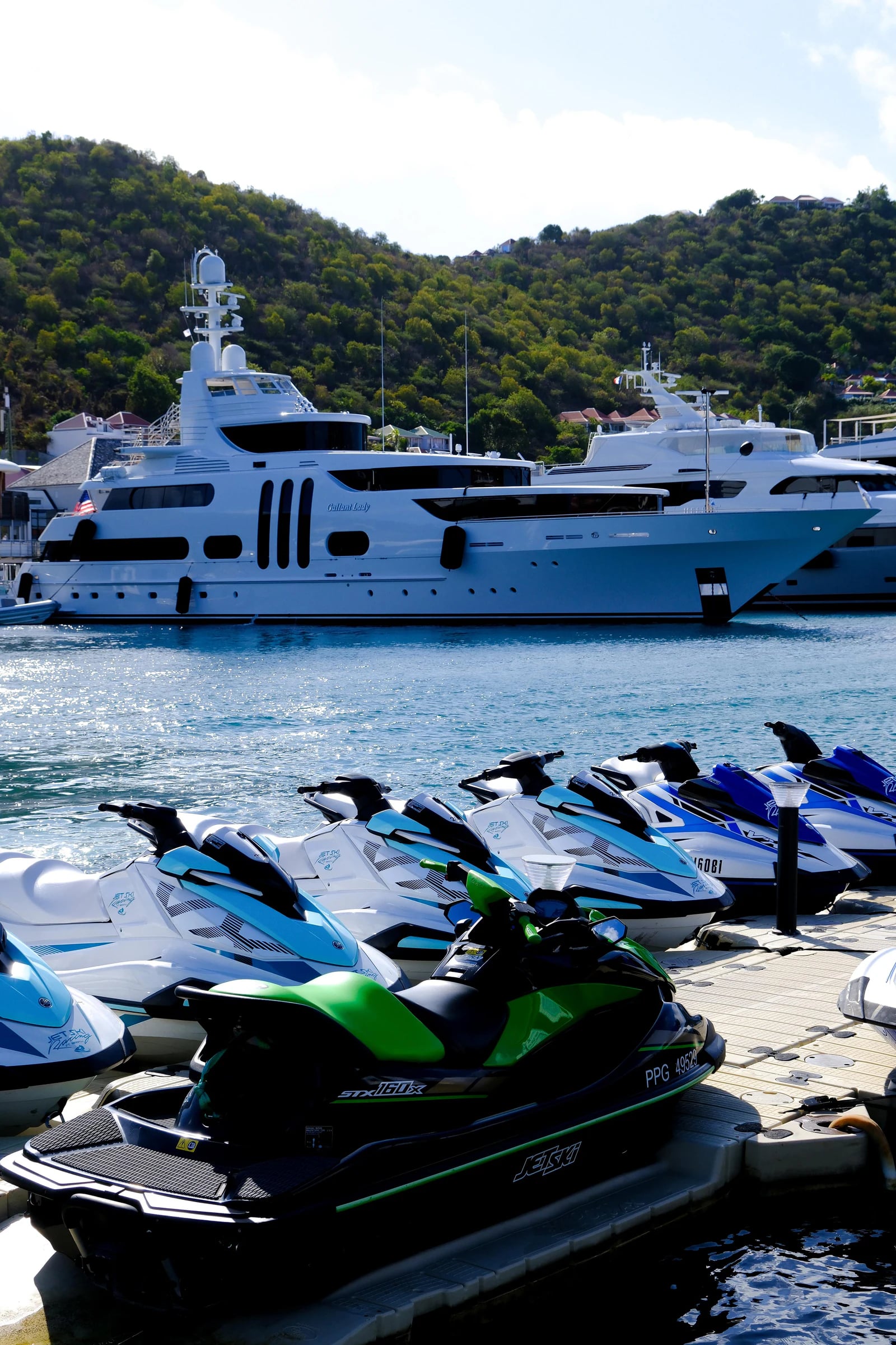 Bateau privé près d’une plage calme vu du ciel