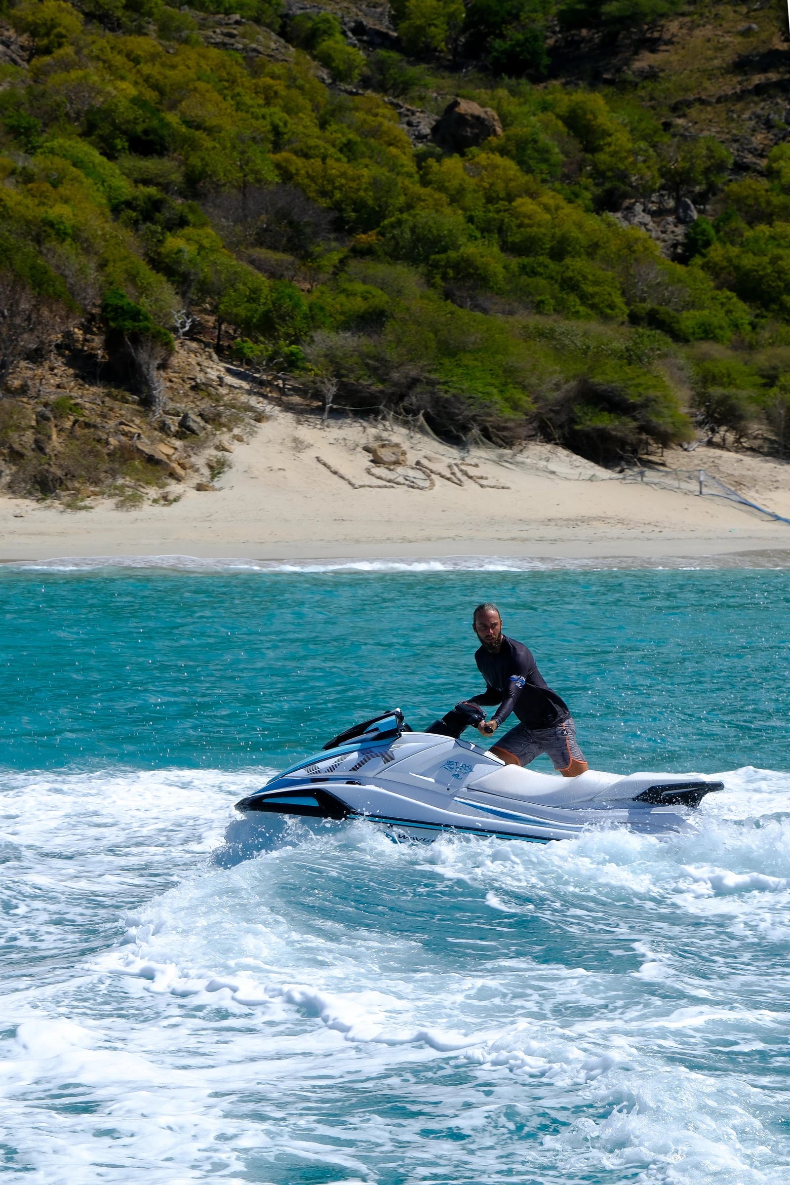 Jet-ski virant dans le sillage près de la côte